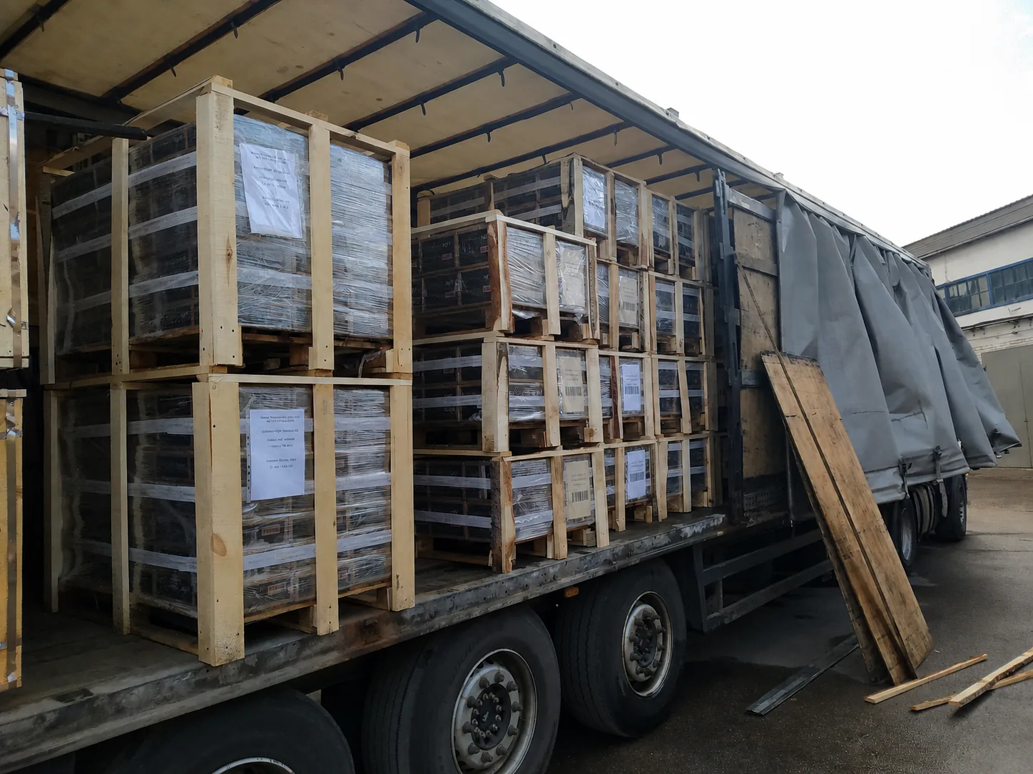 Крупная партия деревянной мозаики arabesco в грузовом автомобиле